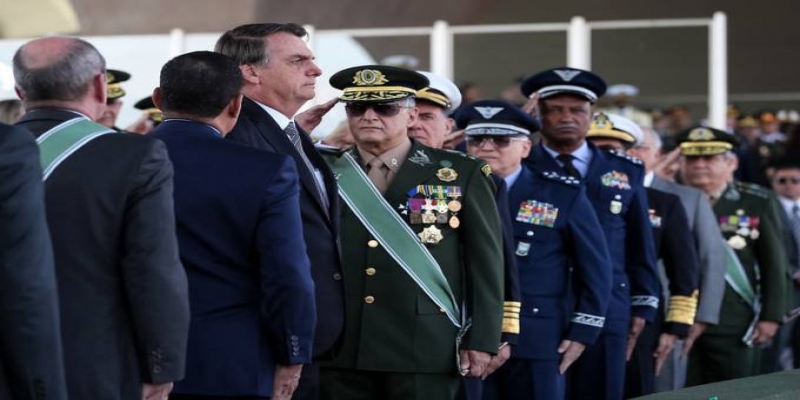 Confrontado, Bolsonaro costuma falar fino