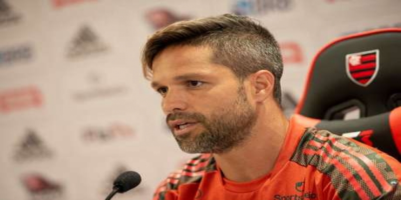 Diego em coletiva de imprensa no Ninho do Urubu (Foto: Alexandre Vidal/Flamengo)