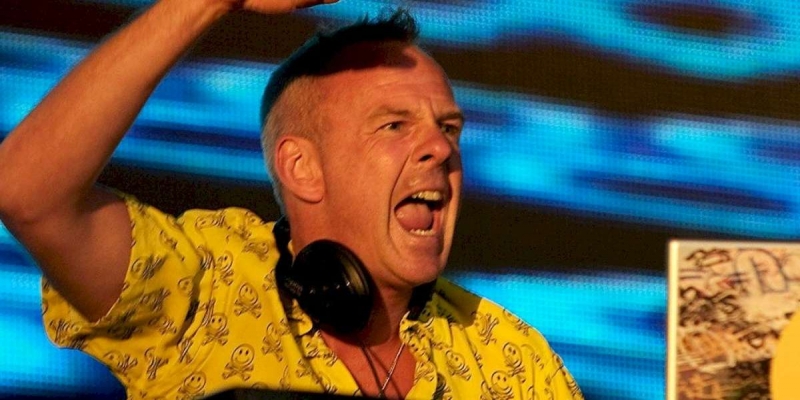 DJ Fatboy Slim trabalhou em um café durante a pandemia