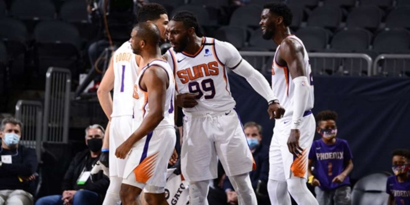 Em jogo complicado, Suns triunfa sobre Hawks