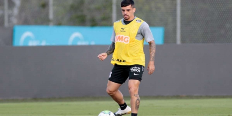 Fagner desfalca treino em campo do Corinthians