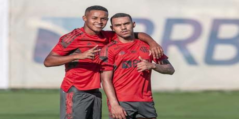 Lázaro e Matheuzinho, ambos na foto, e Rodrigo Muniz interessam ao Goiás (Foto: Marcelo Cortes/Flamengo)