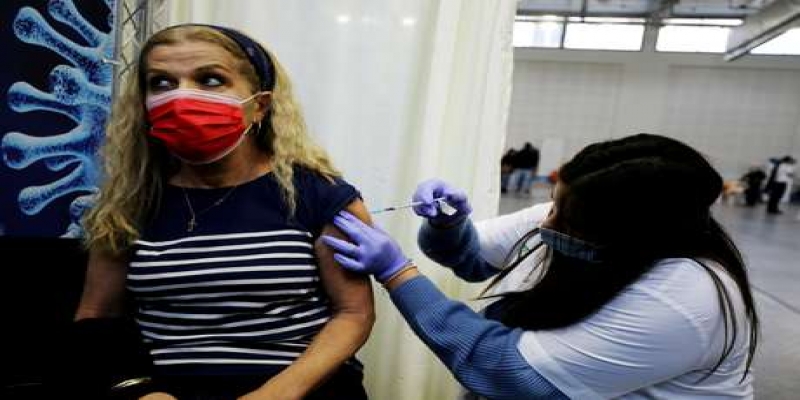 Mulher recebe vacina contra Covid 19 em Petah Tikva, cidade de Israel 28/01/2021 REUTERS/Ammar Awad