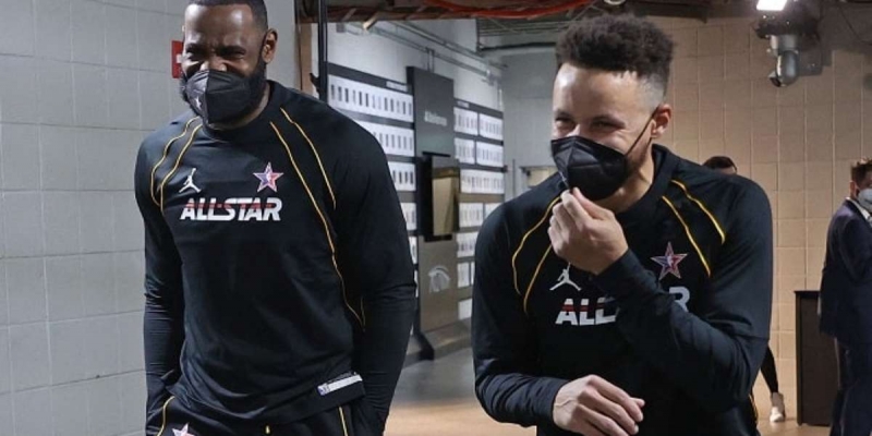 Segundo jornalista, LeBron estaria recrutando Stephen Curry para o Lakers