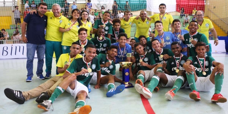 Amigos de infância, Garcia e Fabinho comemoram chance no profissional do Palmeiras