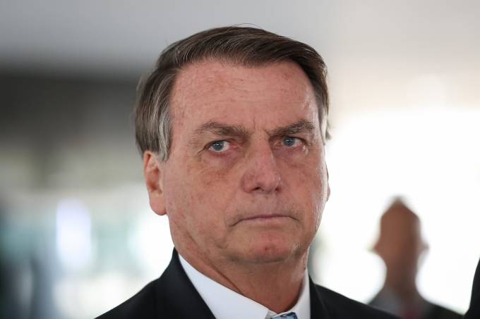 Bolsonaro não se vacina, visita projeto social e critica o ‘fecha tudo’