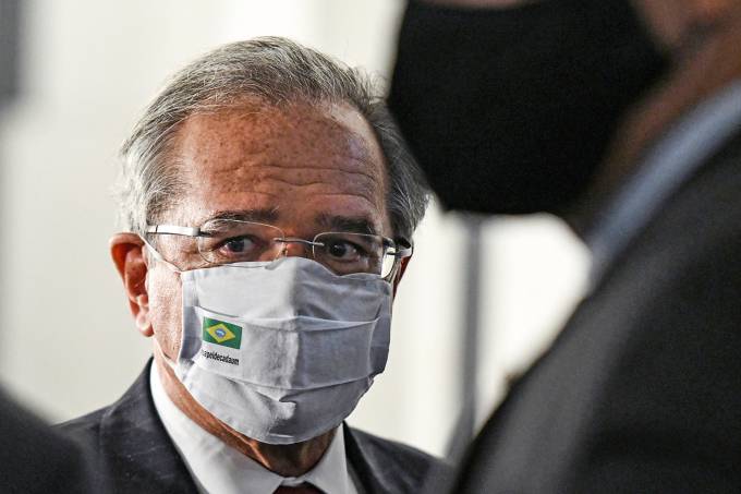 Brasil dá calote em dívida com banco de fomento e Guedes recebe cobrança