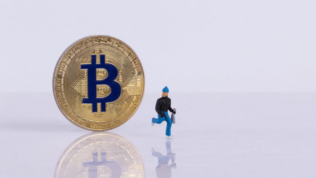 CEO de corretora de criptomoedas foge após bloquear contas de usuários