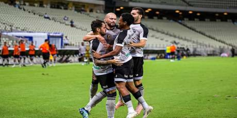 Felipe Vizeu comemora seu gol com seus companheiros de time diante do CSA (Foto: Felipe Santos / Ceará SC)