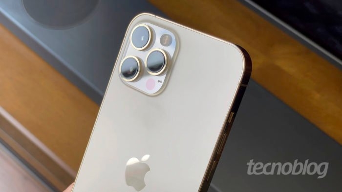 iPhone 12 Pro Max (Imagem: Paulo Higa/Tecnoblog)