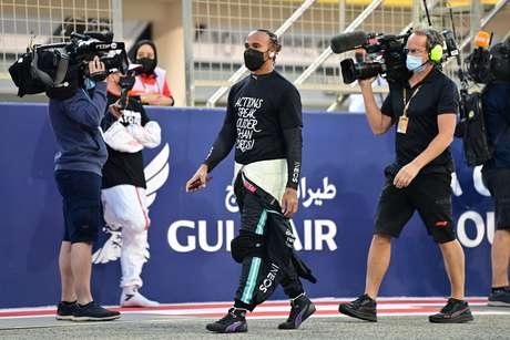 Lewis Hamilton com a camiseta “ações falam mais alto que palavras” 