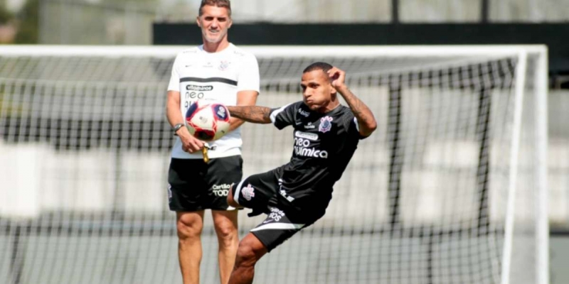 Mancini segue fazendo ajustes no time do Corinthians em semana de treinos