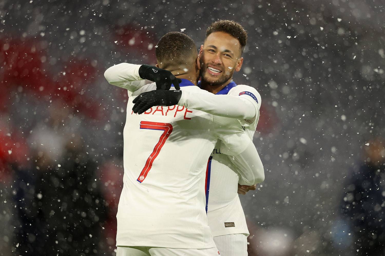 Mbappé e Neymar comemoram um dos gols do PSG sobre o Bayern pela Champions League  