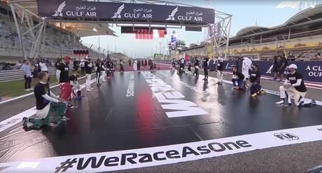 Pilotos participam da manifestação antes da corrida no Bahrein 