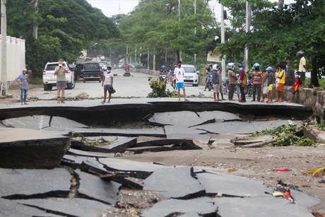 Rua destruída por tempestade provocada por ciclone em Dili, no Timor Leste 05/04/2021 REUTERS/Lirio da Fonseca