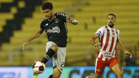 Tiago Reis (esquerda) marcou três gols na vitória de virada do Vasco sobre o Bangu pelo Cariocão 2021 (Rafael Ribeiro/Vasco)