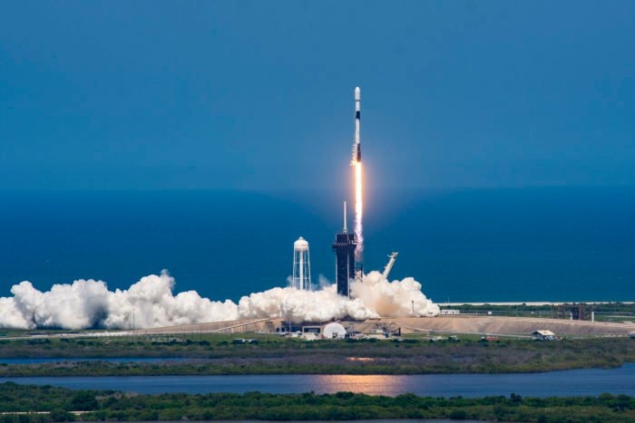 Falcon 9 em lançamento de satélites Starlink (imagem: divulgação/SpaceX)