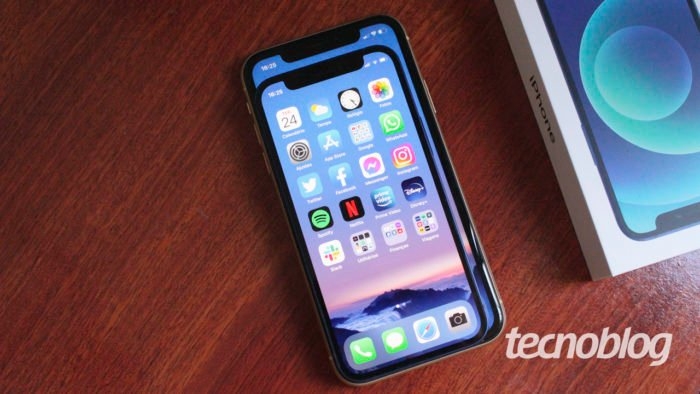 iPhone 12 Mini comparado a um iPhone XR (imagem: Emerson Alecrim/Tecnoblog)