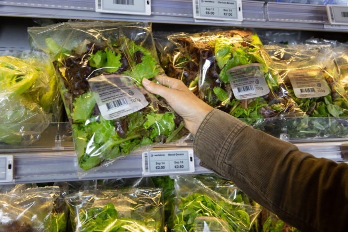 Sistema utiliza inteligência artificial para ajustar preços de supermercado (Imagem: Divulgação/Wasteless)