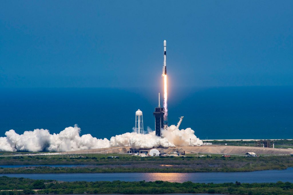 SpaceX bate recorde ao reusar foguete pela 10ª vez para satélites Starlink