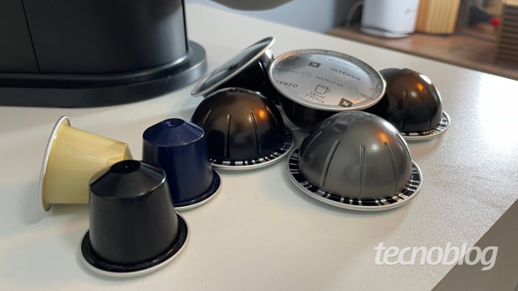 Cápsulas da linha original e da Nespresso Vertuo Next (Imagem: Darlan Helder/Tecnoblog)