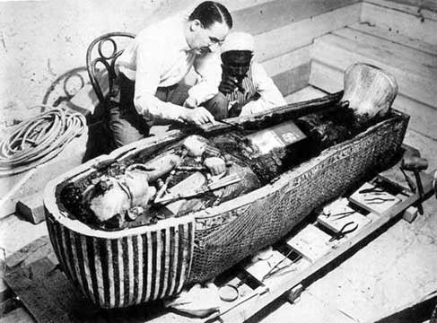 Howard Carter restaurando tumba