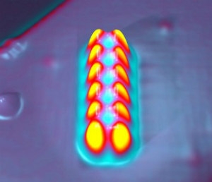 Imagem dos 12 átomos necessários para armazenar um bit de informação