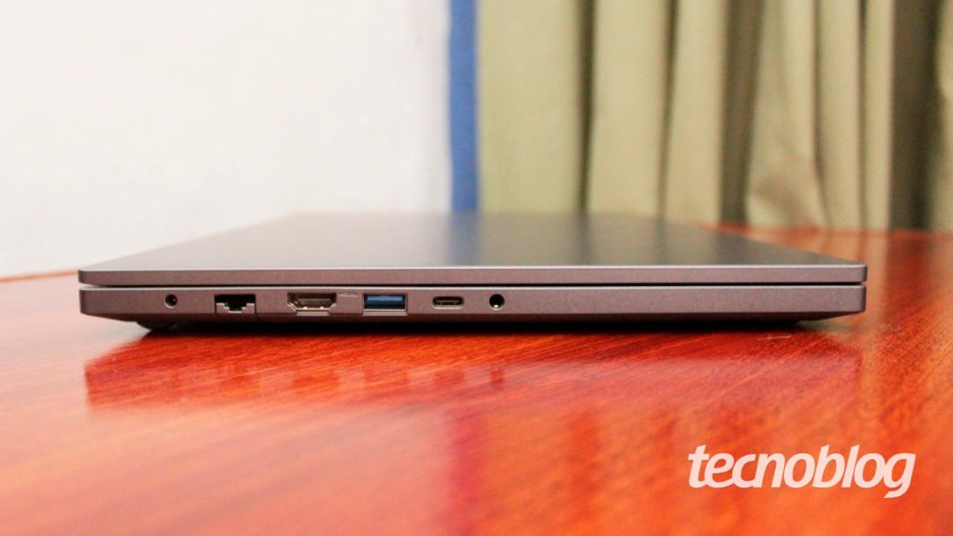 O Samsung Book tem um bom conjunto de portas (imagem: Emerson Alecrim/Tecnoblog)