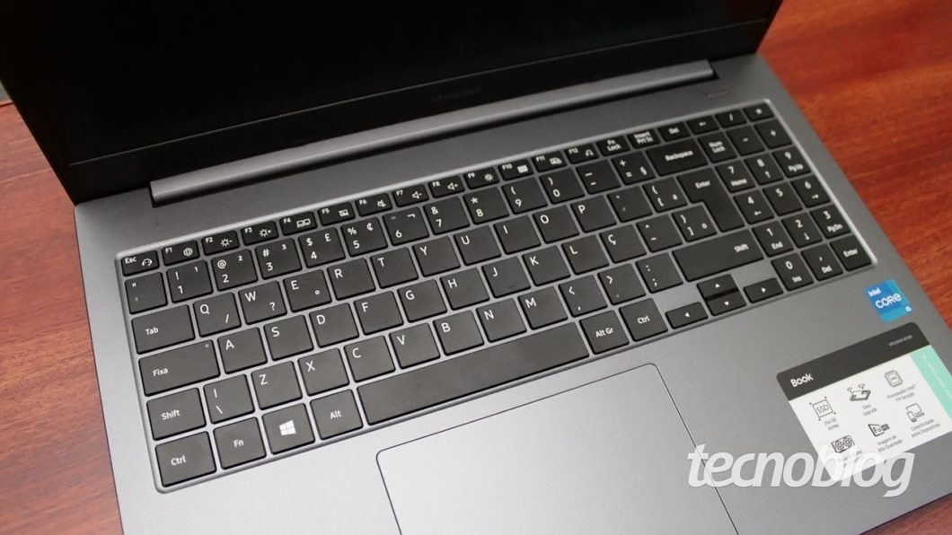 Teclado do Samsung Book é amplo, mas não tem retroiluminação (imagem: Emerson Alecrim/Tecnoblog)