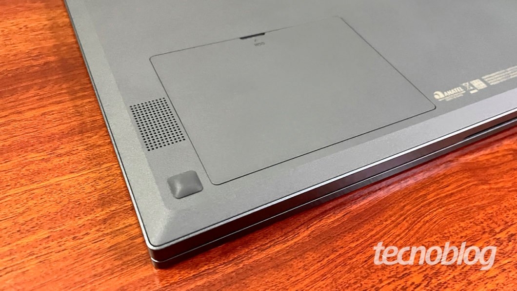 Uma das saídas de áudio do laptop (imagem: Emerson Alecrim/Tecnoblog)