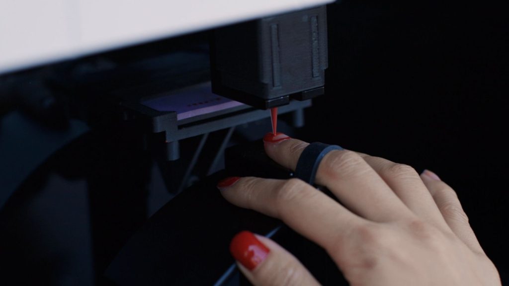 Robô manicure faz sucesso com serviço mais rápido e barato que o tradicional