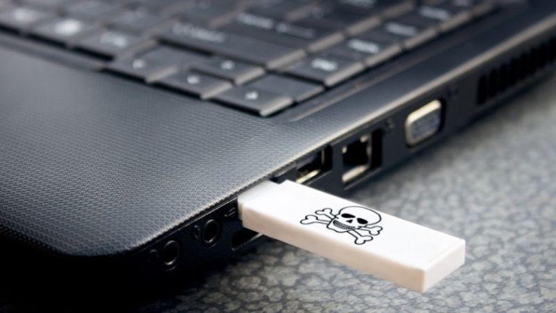 O que você deve fazer ao encontrar um pen drive perdido na Rua?