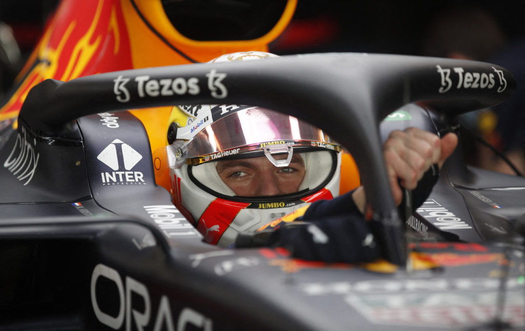 Verstappen volta ao volante calçando sapatilha dourada após título da F1