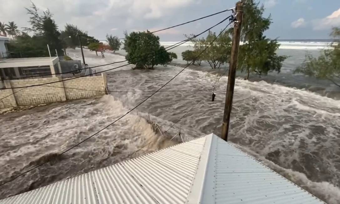 Vulcão provoca tsunami em Tonga, no Pacífico, e gera alerta; veja vídeo