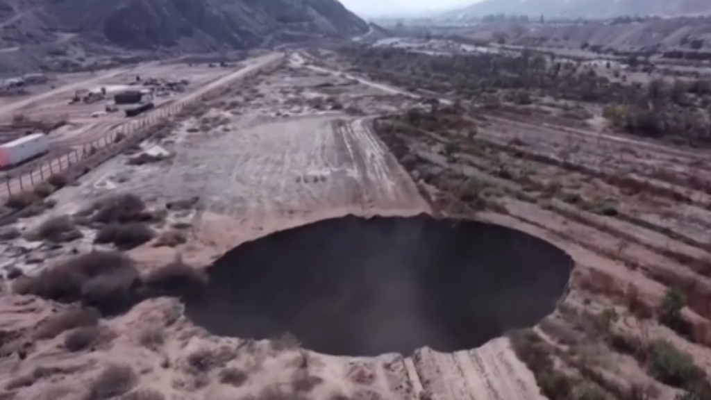 BURACO GIGANTE QUE APARECEU DO NADA NO CHILE NÃO PARA DE CRESCER